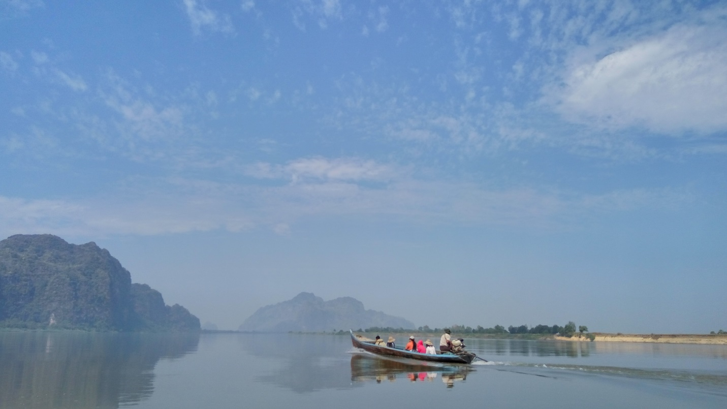 Local NGOs learning and doing surveys along the Salween River in Hpa-An, Karen State, Myanmar on January, 2016. (Photo by Hom) Local NGOs learning and doing surveys along the Salween River in Hpa-An, Karen State, Myanmar on January, 2016. (Photo by Hom)